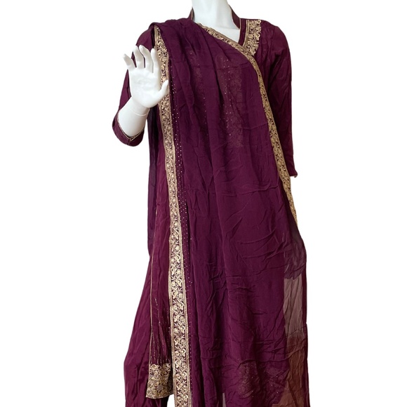 New, Purple Pajama Kameez with Gold Detail. Size: Medium - Picture 13 of 15